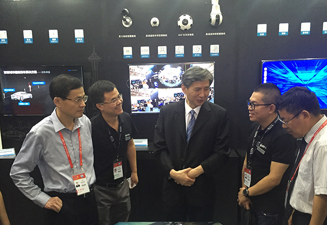 1466583151116659.jpg 福建副省長洪捷序了解景陽產品.jpg