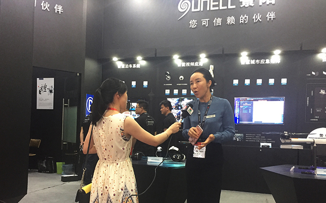 1466583504705290.jpg 福州電視臺記者采訪吳總.JPG