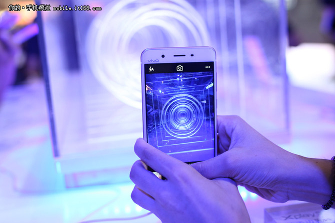 照亮電信天翼展：搶先體驗(yàn)vivo X7Plus