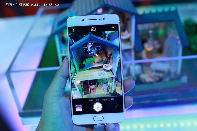 照亮電信天翼展：搶先體驗(yàn)vivo X7Plus