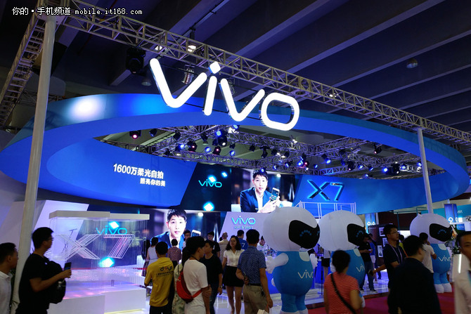 照亮電信天翼展：搶先體驗(yàn)vivo X7Plus