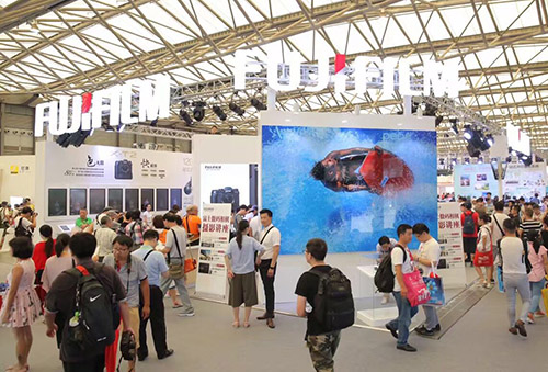 第十八屆國(guó)際攝影器材展在滬開(kāi)幕(圖1) 第十八屆國(guó)際攝影器材展在滬開(kāi)幕(圖1)