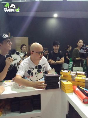 冰火碰撞 CJ最火日熊貓TV展臺(tái)迎來(lái)宿命對(duì)決(圖5) 冰火碰撞 CJ最火日熊貓TV展臺(tái)迎來(lái)宿命對(duì)決