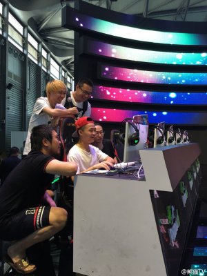 冰火碰撞 CJ最火日熊貓TV展臺(tái)迎來(lái)宿命對(duì)決(圖1) 冰火碰撞 CJ最火日熊貓TV展臺(tái)迎來(lái)宿命對(duì)決