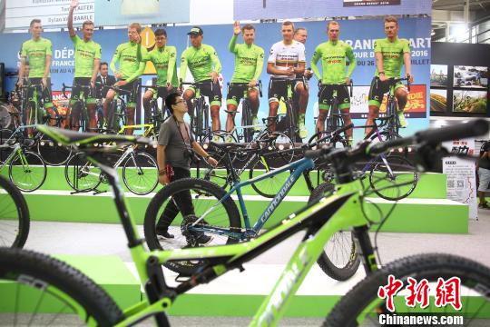 2016亞洲自行車(chē)展亮相南京 美女車(chē)模秀頂級(jí)單車(chē)(圖2)