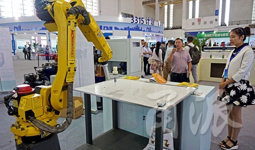 多功能育嬰箱、管道機(jī)器人…快來(lái)會(huì)展中心看高科“尖貨”