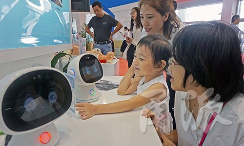 多功能育嬰箱、管道機(jī)器人…快來(lái)會(huì)展中心看高科“尖貨”