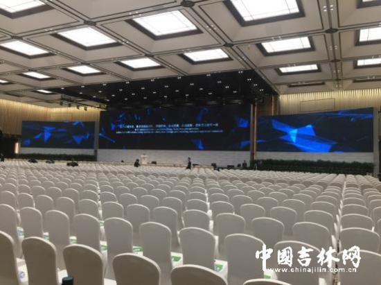 點擊圖片翻到下一頁>> 會場巨大的LED顯示屏_副本.jpg